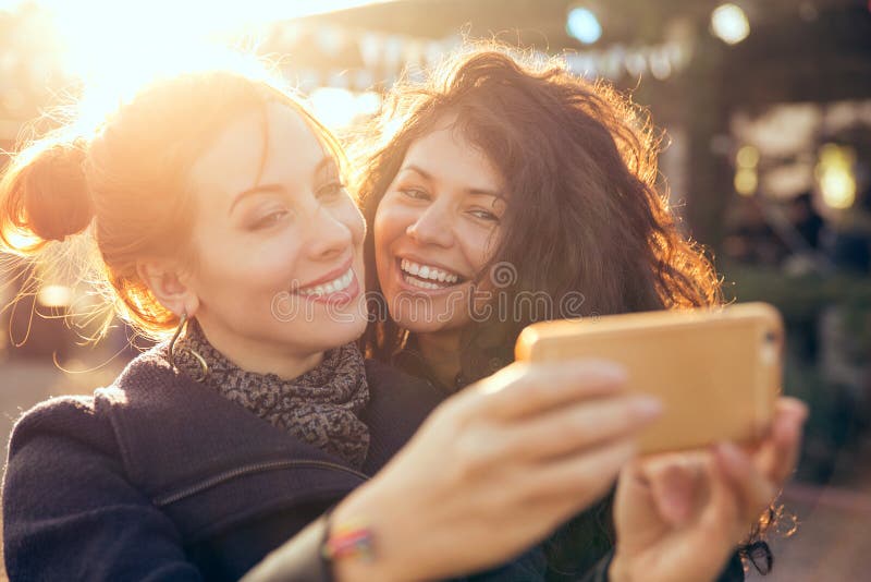 Θηλυκοί φίλοι δύο γυναίκες που παίρνουν selfie κατά τη διάρκεια της φυγής Σαββατοκύριακου υπαίθρια στοκ φωτογραφία με δικαίωμα ελεύθερης χρήσης