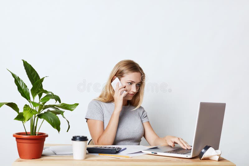 Θηλυκό enterpreneur, όντας πολυάσχολος με την εργασία, πληκτρολογώντας στο φορητό προσωπικό υπολογιστή, που καλεί το συνέταιρο τη στοκ εικόνες Θηλυκό enterpreneur, όντας πολυάσχολος με την εργασία, πληκτρολογώντας στο φορητό προσωπικό υπολογιστή, που καλεί το συνέταιρο τη στοκ εικόνες