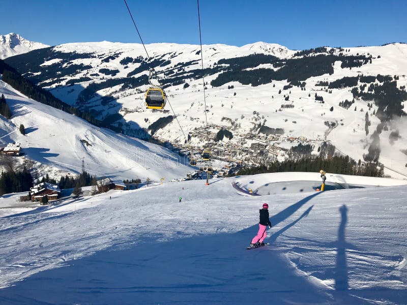 Θηλυκό snowboarder στο piste στοκ φωτογραφίες Θηλυκό snowboarder στο piste στοκ φωτογραφίες