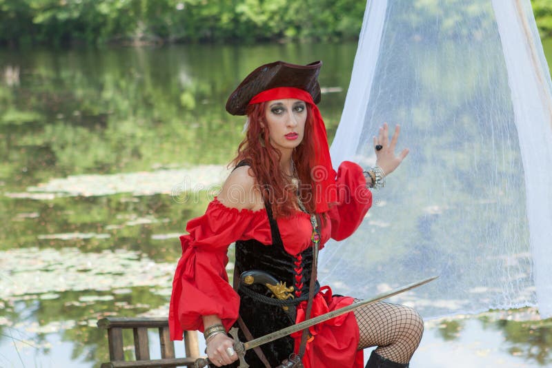 Θηλυκό κορίτσι πειρατών με την κόκκινη κορδέλα στη βάρκα