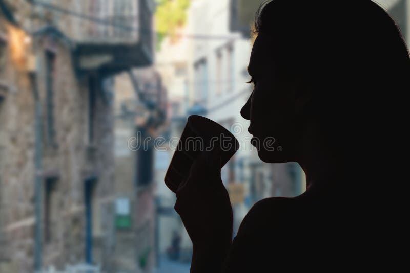 Θηλυκό με το φλυτζάνι του τσαγιού απέναντι από στενές οδοί της παλαιάς πόλης της Βερόνα Ιταλία στοκ φωτογραφίες Θηλυκό με το φλυτζάνι του τσαγιού απέναντι από στενές οδοί της παλαιάς πόλης της Βερόνα Ιταλία στοκ φωτογραφίες