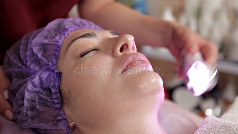 Θηλυκό πρόσωπο, μάσκα κολλαγόνων Μηχανή για τη σκλήρυνση δερμάτων Αισθητική ιατρική Αποχρωματισμός δερμάτων λέιζερ Γυναίκα κατά τ