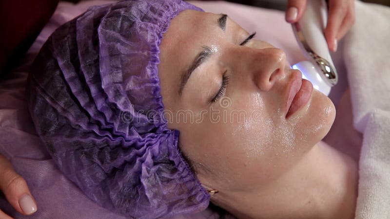 Θηλυκό πρόσωπο, μάσκα κολλαγόνων Μηχανή για τη σκλήρυνση δερμάτων Αισθητική ιατρική Αποχρωματισμός δερμάτων λέιζερ Γυναίκα κατά τ