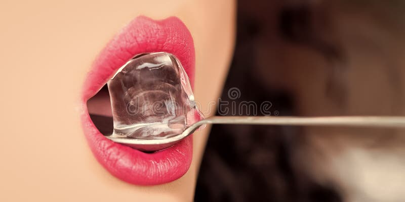 Θηλυκό στόμα με τον κύβο πάγου στοκ φωτογραφία Θηλυκό στόμα με τον κύβο πάγου στοκ φωτογραφία