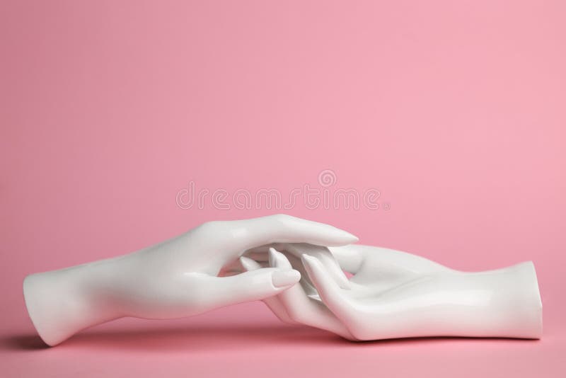 Θηλυκό χέρι μανεκέν σε ένα ρόδινο υπόβαθρο sensually σχετικά με ea στοκ φωτογραφία με δικαίωμα ελεύθερης χρήσης Θηλυκό χέρι μανεκέν σε ένα ρόδινο υπόβαθρο sensually σχετικά με ea στοκ φωτογραφία με δικαίωμα ελεύθερης χρήσης
