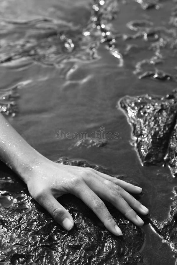 θηλυκός βράχος χεριών στοκ εικόνες με δικαίωμα ελεύθερης χρήσης
