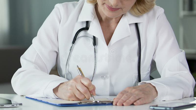 Θηλυκός παθολόγος που ορίζει το φάρμακο στην κλινική, επαγγελματικός γιατρός στην εργασία απόθεμα βίντεο