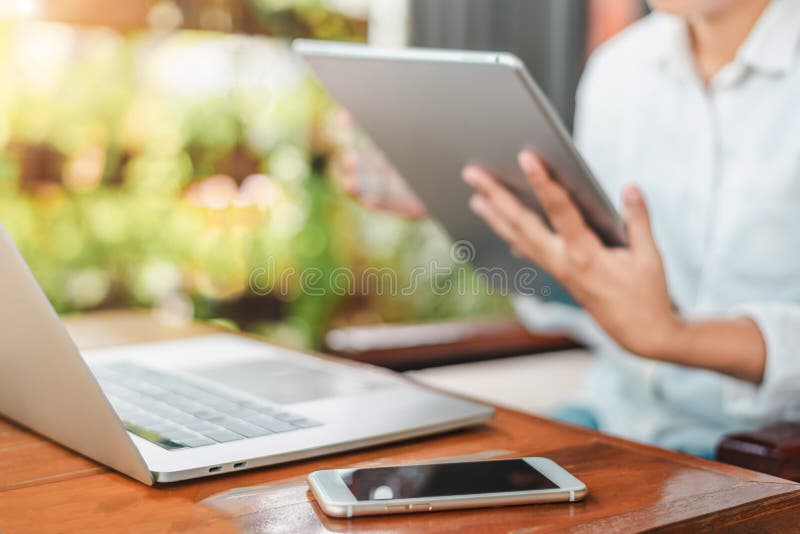 Θηλυκός συνάδελφος που χρησιμοποιεί το lap-top καθμένος στο σύγχρονο καφέ χώρου εργασίας και κατανάλωσης για να πάει, έννοια διαδ στοκ φωτογραφία με δικαίωμα ελεύθερης χρήσης Θηλυκός συνάδελφος που χρησιμοποιεί το lap-top καθμένος στο σύγχρονο καφέ χώρου εργασίας και κατανάλωσης για να πάει, έννοια διαδ στοκ φωτογραφία με δικαίωμα ελεύθερης χρήσης