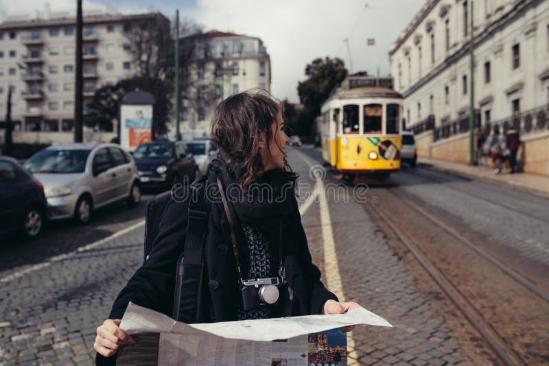 Θηλυκός χάρτης ταξιδιωτικής εκμετάλλευσης και τουριστών ανάγνωσης στοκ φωτογραφία με δικαίωμα ελεύθερης χρήσης Θηλυκός χάρτης ταξιδιωτικής εκμετάλλευσης και τουριστών ανάγνωσης στοκ φωτογραφία με δικαίωμα ελεύθερης χρήσης