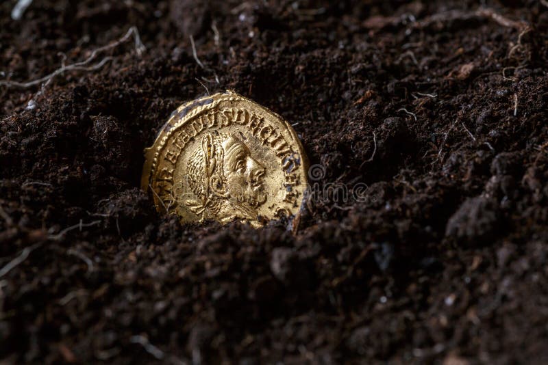 θησαυρός ρωμαϊκός χρυσός και αργυρός coinstrajan decius. ad 249251. av aureusαρχαίο κέρμα του λατινικού αμιγούς στοκ φωτογραφία με δικαίωμα ελεύθερης χρήσης