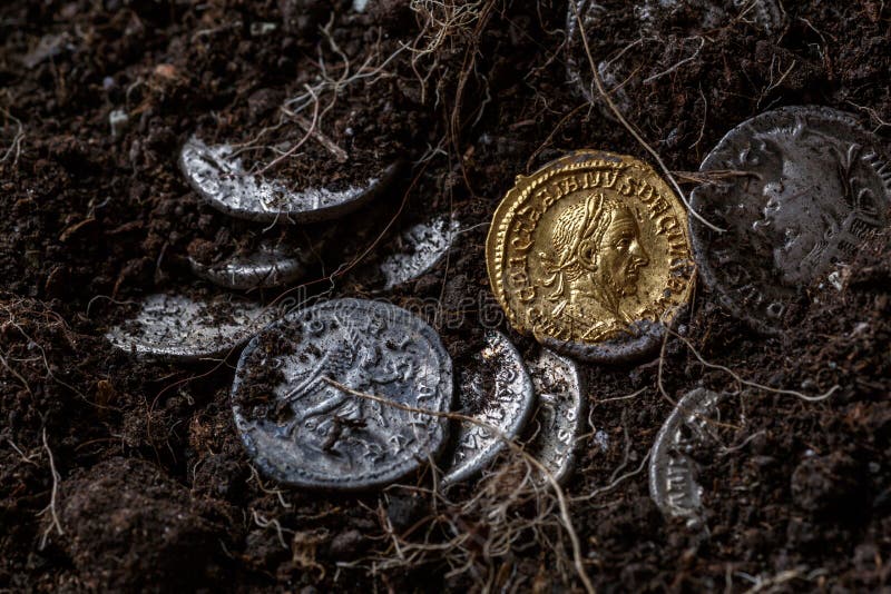 θησαυρός ρωμαϊκός χρυσός και αργυρός coinstrajan decius. ad 249251. av aureusαρχαίο κέρμα του λατινικού αμιγούς στοκ φωτογραφία με δικαίωμα ελεύθερης χρήσης