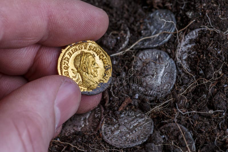 θησαυρός ρωμαϊκός χρυσός και αργυρός coinstrajan decius. ad 249251. av aureusαρχαίο κέρμα του λατινικού αμιγούς στοκ εικόνες με δικαίωμα ελεύθερης χρήσης