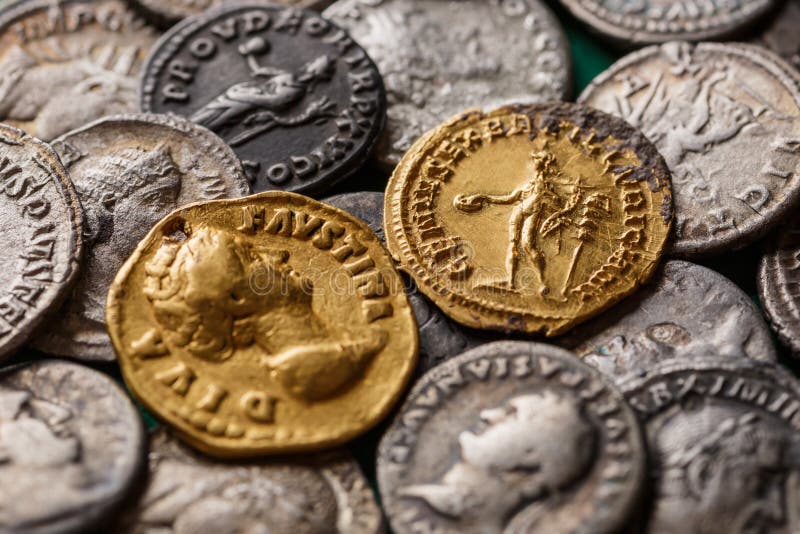 θησαυρός ρωμαϊκός χρυσός και αργυρός coinstrajan decius. ad 249251. av aureusαρχαίο κέρμα του λατινικού αμιγούς στοκ εικόνες