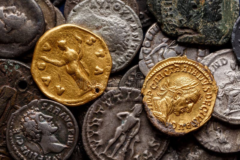 θησαυρός ρωμαϊκός χρυσός και αργυρός coinstrajan decius. ad 249251. av aureusαρχαίο κέρμα του λατινικού αμιγούς στοκ εικόνα