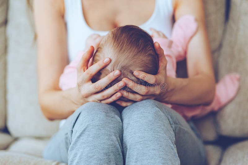 Θησαυρός στα χέρια της στοκ φωτογραφία με δικαίωμα ελεύθερης χρήσης Θησαυρός στα χέρια της στοκ φωτογραφία με δικαίωμα ελεύθερης χρήσης