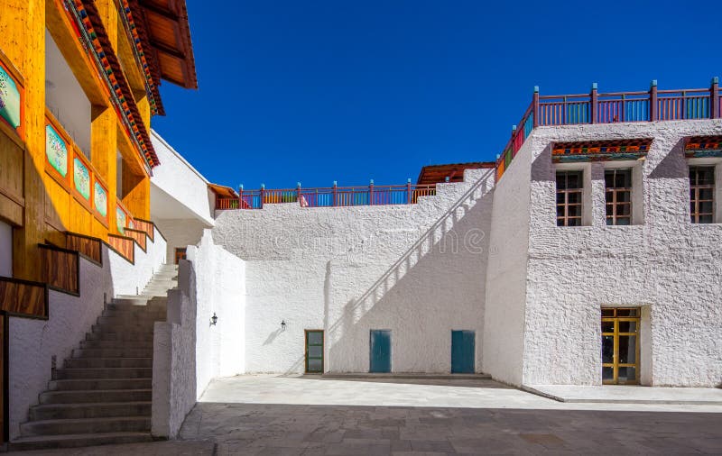 The main form of Tibet traditional residential buildings are, indeed, the real countinghouse Ganlan architecture etc.. Its characteristics are: indoor space is low, more than 3 meters in the following: the wall is thick, thin, small windows and doors, the structure is stable; more use of wood structure framework: roof to flat top. Most of the stone masonry wall blockhouse. The stone was battered, doors and windows are very small, poor ventilation and lighting. Flat, heavy and firm. General 2-3 is the bottom layer, and storage of forage livestock circle, and living in the temple note or 3 layers. The main form of Tibet traditional residential buildings are, indeed, the real countinghouse Ganlan architecture etc.. Its characteristics are: indoor space is low, more than 3 meters in the following: the wall is thick, thin, small windows and doors, the structure is stable; more use of wood structure framework: roof to flat top. Most of the stone masonry wall blockhouse. The stone was battered, doors and windows are very small, poor ventilation and lighting. Flat, heavy and firm. General 2-3 is the bottom layer, and storage of forage livestock circle, and living in the temple note or 3 layers.