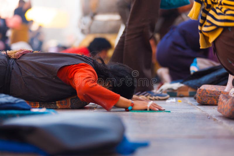 Θιβετιανό επίπεδο έδαφος Jokhang Prostrating προσκυνητών στοκ φωτογραφία με δικαίωμα ελεύθερης χρήσης Θιβετιανό επίπεδο έδαφος Jokhang Prostrating προσκυνητών στοκ φωτογραφία με δικαίωμα ελεύθερης χρήσης