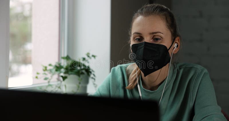 θλιμμένη γυναίκα που φοράει μάσκα προσώπου και εργάζεται στο γραφείο. προβολή έξω από το παράθυρο. έννοια ψυχικής υγείας και εξάντ απόθεμα βίντεο