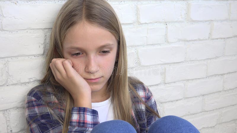 θλιμμένη κοπέλα άρρωστη έφηβη δυστυχισμένη έκφραση κακομαθημένη έφηβος απελπισμένος έφηβος άρρωστος νεαρός με κατάθλιψη