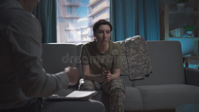 θλιμμένη νεαρή στρατιωτική γυναίκα σε δεξίωση με ψυχολόγο