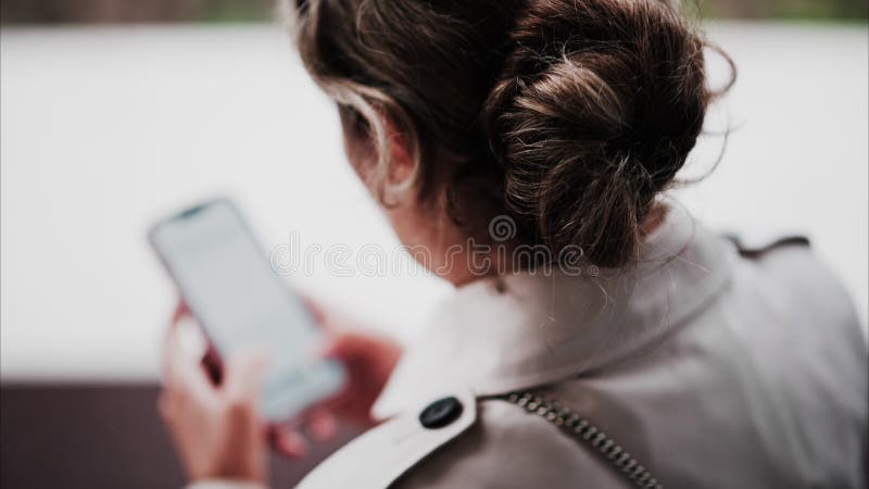 Θολή άποψη μιας μελαχρινής γυναικείας γραμματοσειράς απόθεμα βίντεο