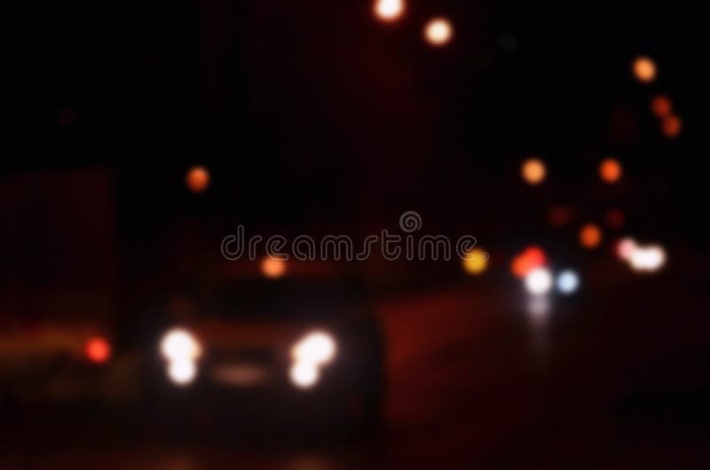 Θολωμένα φω'τα Defocused της κυκλοφορίας σε έναν υγρό βροχερό δρόμο πόλεων τη νύχτα - που ανταλάσσει στη ώρα κυκλοφοριακής αιχμής στοκ φωτογραφία με δικαίωμα ελεύθερης χρήσης Θολωμένα φω'τα Defocused της κυκλοφορίας σε έναν υγρό βροχερό δρόμο πόλεων τη νύχτα - που ανταλάσσει στη ώρα κυκλοφοριακής αιχμής στοκ φωτογραφία με δικαίωμα ελεύθερης χρήσης