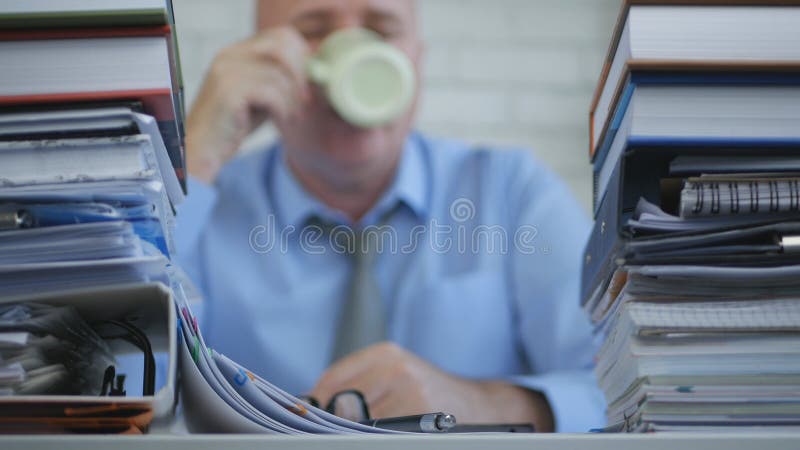 Θολωμένη εικόνα με τον επιχειρηματία στον καφέ κατανάλωσης αρχείων λογιστικής στοκ φωτογραφίες Θολωμένη εικόνα με τον επιχειρηματία στον καφέ κατανάλωσης αρχείων λογιστικής στοκ φωτογραφίες