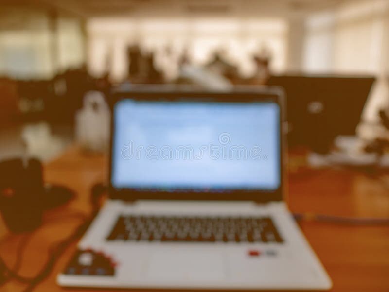 Θολωμένη περίληψη φωτογραφία του lap-top στο γραφείο στοκ φωτογραφία με δικαίωμα ελεύθερης χρήσης Θολωμένη περίληψη φωτογραφία του lap-top στο γραφείο στοκ φωτογραφία με δικαίωμα ελεύθερης χρήσης