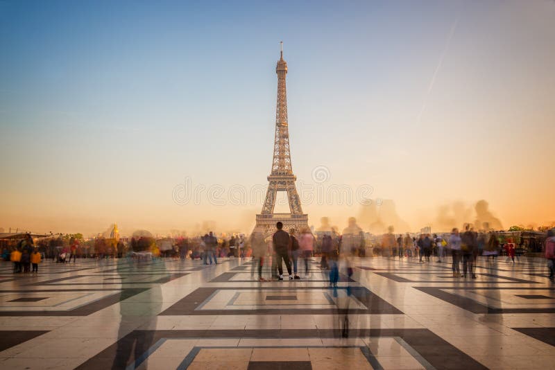 Θολωμένοι άνθρωποι στην πλατεία Trocadero που θαυμάζουν τον πύργο του Άιφελ στο ηλιοβασίλεμα, Παρίσι Γαλλία