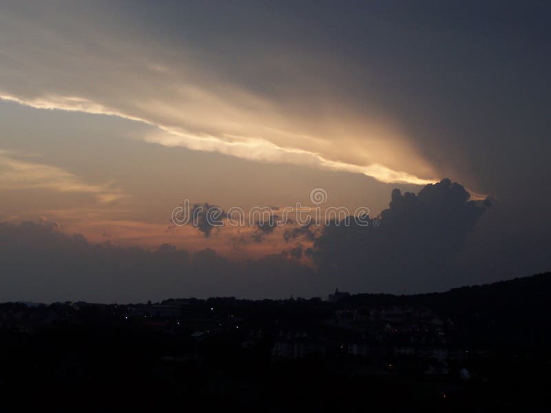 θυελλώδες ηλιοβασίλεμα στοκ εικόνα θυελλώδες ηλιοβασίλεμα στοκ εικόνα