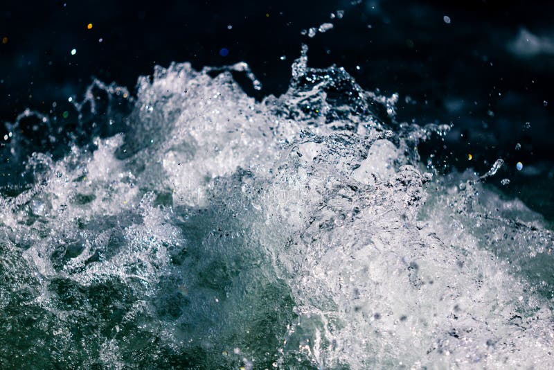 Θυελλώδη κύματα στον ωκεανό ως υπόβαθρο