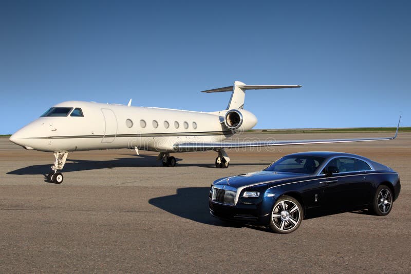 Ιδιωτικό εκτελεστικό αεροπλάνο Gulfstream G550 με το αυτοκίνητο πολυτέλειας Rolls-$l*royce Wraith που παρουσιάζεται μαζί στο διεθ στοκ εικόνες με δικαίωμα ελεύθερης χρήσης Ιδιωτικό εκτελεστικό αεροπλάνο Gulfstream G550 με το αυτοκίνητο πολυτέλειας Rolls-$l*royce Wraith που παρουσιάζεται μαζί στο διεθ στοκ εικόνες με δικαίωμα ελεύθερης χρήσης