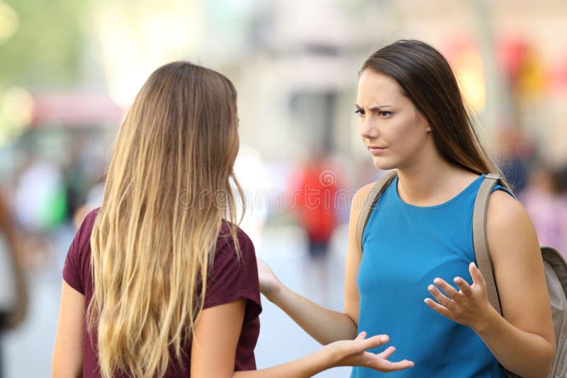 Ι φίλοι που έχουν μια σοβαρή συνομιλία υπαίθρια στοκ εικόνα με δικαίωμα ελεύθερης χρήσης Ι φίλοι που έχουν μια σοβαρή συνομιλία υπαίθρια στοκ εικόνα με δικαίωμα ελεύθερης χρήσης