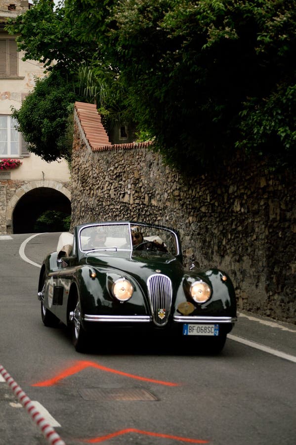 Ιαγουάρος XK120 στα ιστορικά Grand Prix 2015 του Μπέργκαμο στοκ φωτογραφία με δικαίωμα ελεύθερης χρήσης Ιαγουάρος XK120 στα ιστορικά Grand Prix 2015 του Μπέργκαμο στοκ φωτογραφία με δικαίωμα ελεύθερης χρήσης