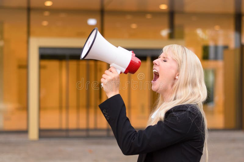 0 διαμαρτυρόμενος γυναικών που φωνάζει megaphone