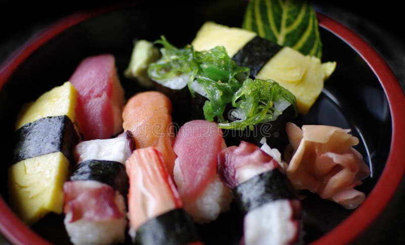 Ιαπωνικό nigiri σουσιών τροφίμων στοκ φωτογραφίες Ιαπωνικό nigiri σουσιών τροφίμων στοκ φωτογραφίες