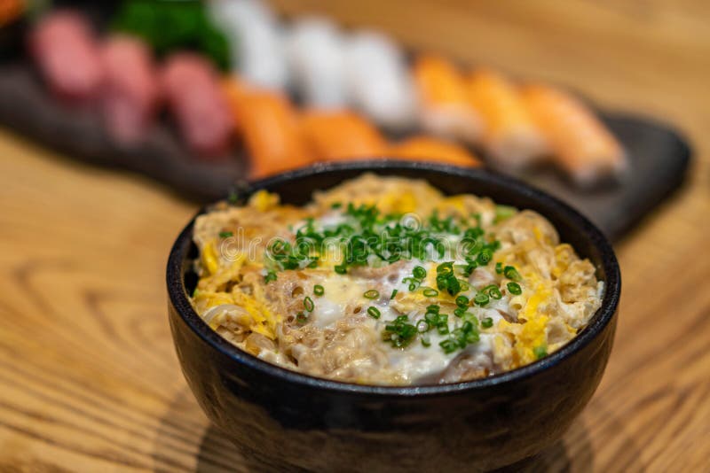 Ιαπωνικό ρύζι με το κοτόπουλο και το αυγό Donburi ή oyakodon στοκ φωτογραφία με δικαίωμα ελεύθερης χρήσης Ιαπωνικό ρύζι με το κοτόπουλο και το αυγό Donburi ή oyakodon στοκ φωτογραφία με δικαίωμα ελεύθερης χρήσης