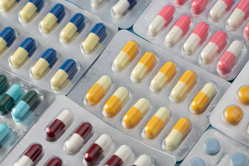 ιατρικά χάπια και δισκία αντιβιοτικά καψάκια φαρμακευτικά φάρμακα φαρμακευτικό φάρμακο. χώρος για κείμενο στοκ φωτογραφίες