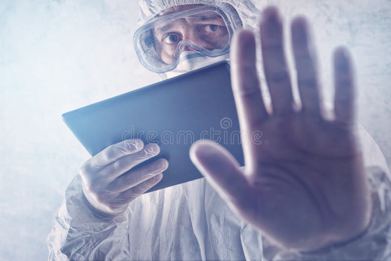 Ιατρική ανάγνωση επιστημόνων για τον ιό MERS στη COM ταμπλετών Figital στοκ εικόνα με δικαίωμα ελεύθερης χρήσης Ιατρική ανάγνωση επιστημόνων για τον ιό MERS στη COM ταμπλετών Figital στοκ εικόνα με δικαίωμα ελεύθερης χρήσης
