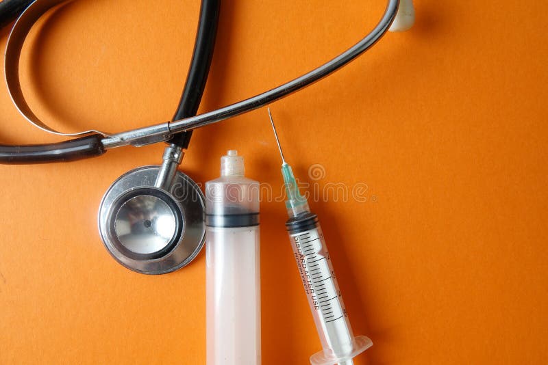 ιατρική ιδέα με σύριγγα για εμβολιασμό σε κίτρινο φόντο