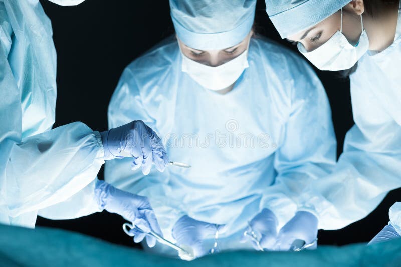 Ιατρική ομάδα που εκτελεί τη λειτουργία στοκ εικόνα με δικαίωμα ελεύθερης χρήσης Ιατρική ομάδα που εκτελεί τη λειτουργία στοκ εικόνα με δικαίωμα ελεύθερης χρήσης