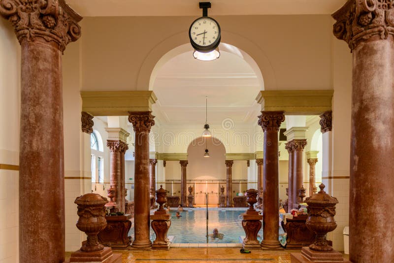 Ιατρικό λουτρό Szechenyi σύνθετο στοκ φωτογραφία με δικαίωμα ελεύθερης χρήσης Ιατρικό λουτρό Szechenyi σύνθετο στοκ φωτογραφία με δικαίωμα ελεύθερης χρήσης