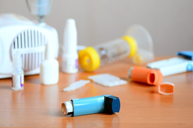 Ιατρικός εξοπλισμός και φάρμακα για την επεξεργασία του άσθματος Nebulizer, inhaler, μέγιστος μετρητής ροής, πλήκτρο διαστήματος, στοκ φωτογραφίες Ιατρικός εξοπλισμός και φάρμακα για την επεξεργασία του άσθματος Nebulizer, inhaler, μέγιστος μετρητής ροής, πλήκτρο διαστήματος, στοκ φωτογραφίες