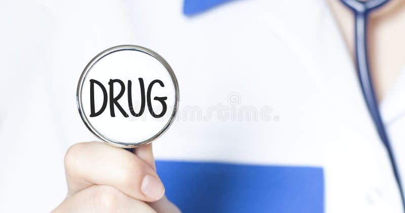 Ιατρός που κρατά στηθοσκόπιο με κείμενο ΦΑΡΜΑΚΕΥΤΙΚΟ, ιατρική έννοια στοκ εικόνα με δικαίωμα ελεύθερης χρήσης