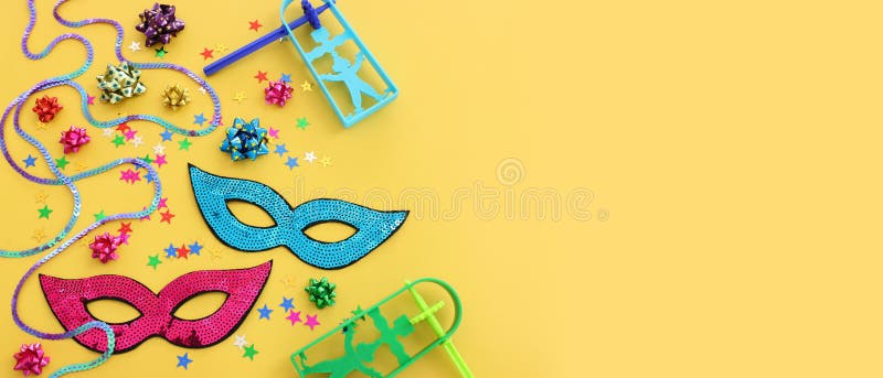 Ιδέα εορτασμού της Purim εβραϊκό καρναβάλι σε κίτρινο φόντο στοκ φωτογραφία με δικαίωμα ελεύθερης χρήσης