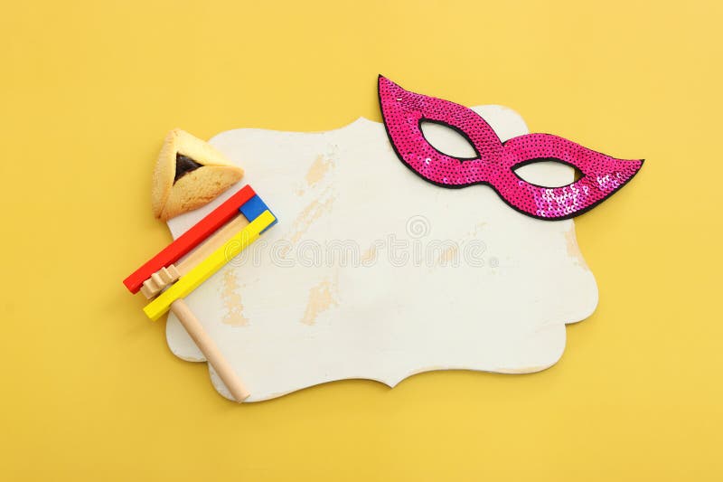 Ιδέα εορτασμού της Purim εβραϊκό καρναβάλι σε κίτρινο φόντο στοκ εικόνες