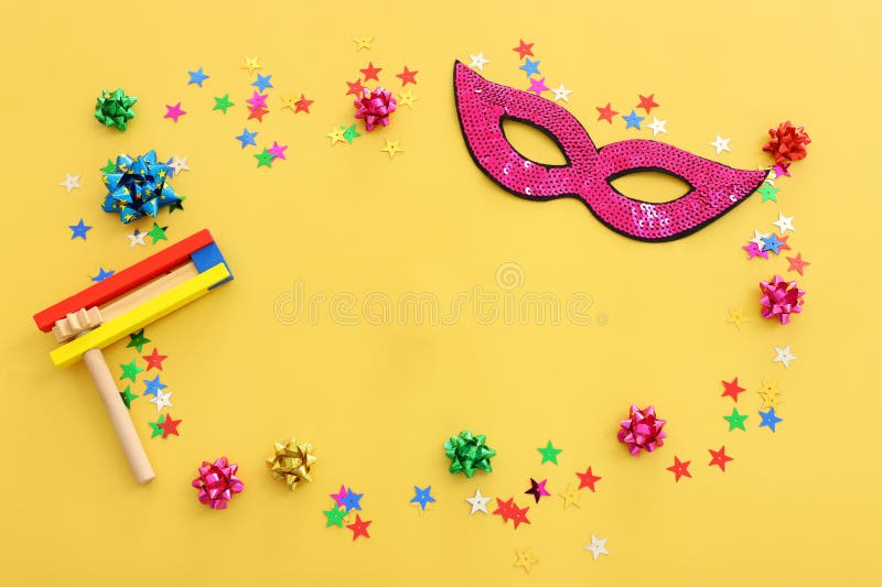 Ιδέα εορτασμού της Purim εβραϊκό καρναβάλι σε κίτρινο φόντο στοκ φωτογραφία με δικαίωμα ελεύθερης χρήσης