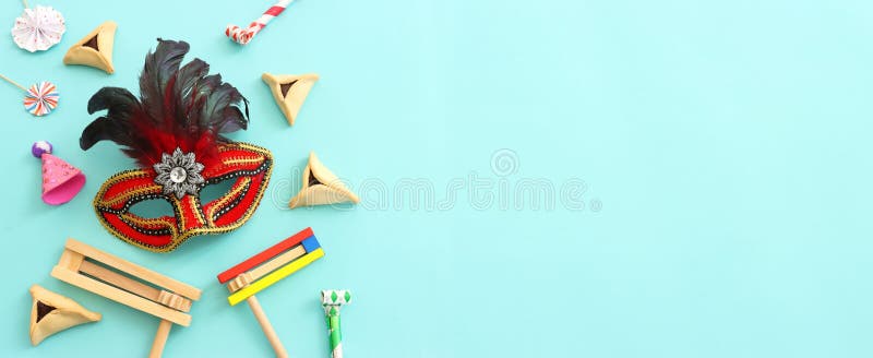 Ιδέα εορτασμού της Purim εβραϊκό καρναβάλι σε μπλε φόντο στοκ εικόνα