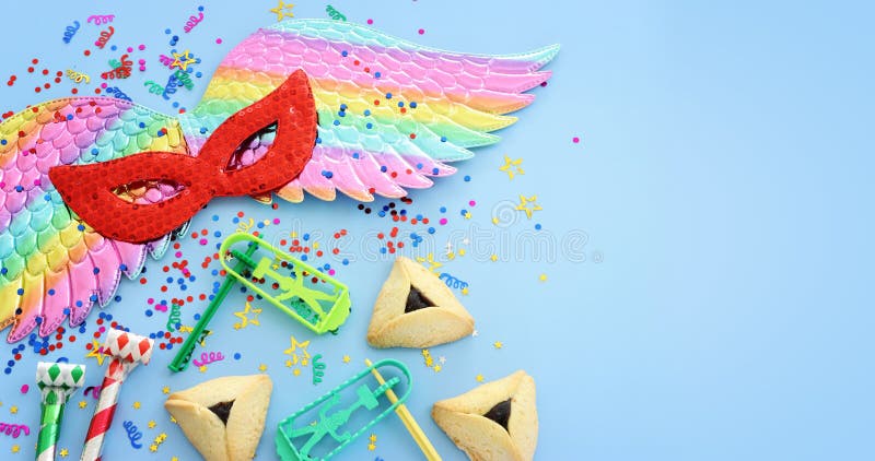Ιδέα εορτασμού της Purim εβραϊκό καρναβάλι σε μπλε φόντο στοκ φωτογραφία