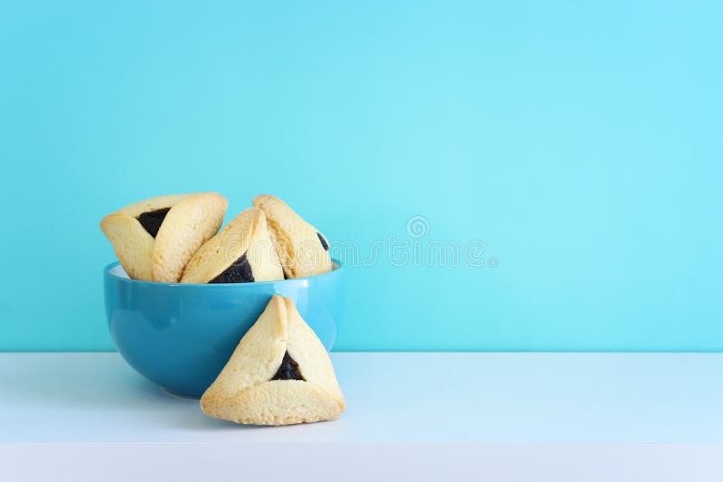 Ιδέα εορτασμού του Purim εβραϊκό καρναβάλι. Hamantaschen cookies πάνω από ξύλινο τραπέζι στοκ φωτογραφίες